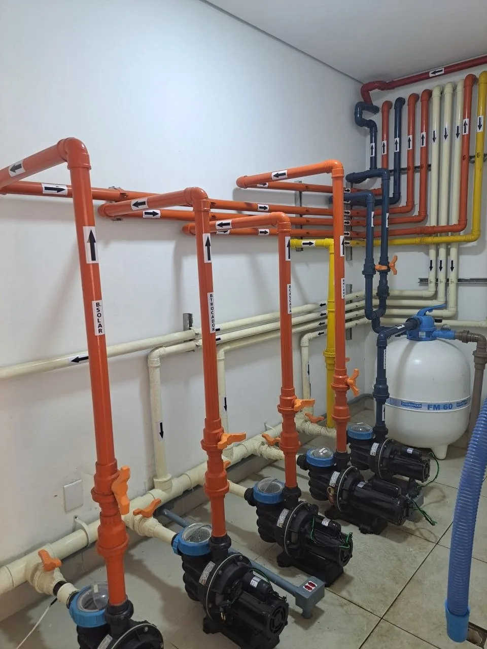 Casa de máquinas de piscina com tubulação identificada por circuito — solar, trocador, cascata e hidro — instalação Pointpool