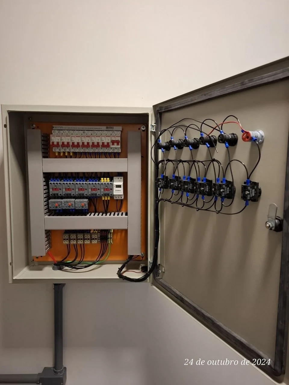 Quadro elétrico de automação de piscina montado pela equipe Pointpool