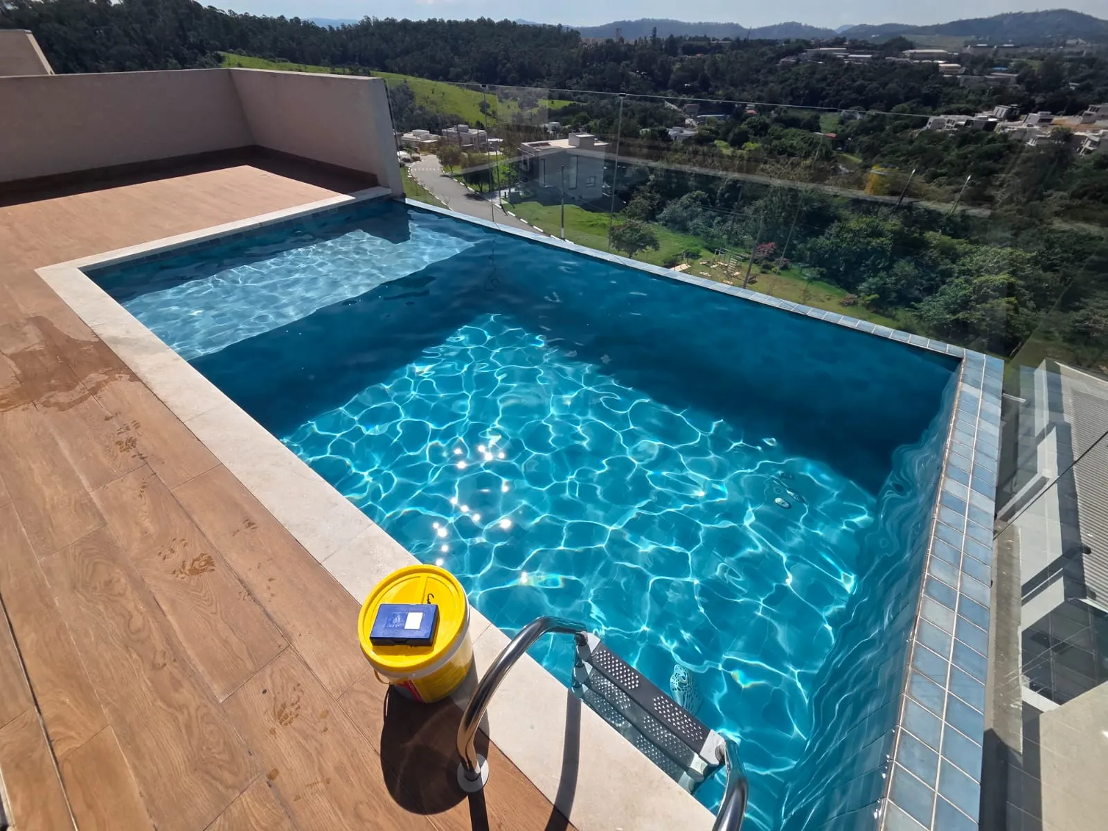 Piscina em rooftop com vista, projeto Pointpool
