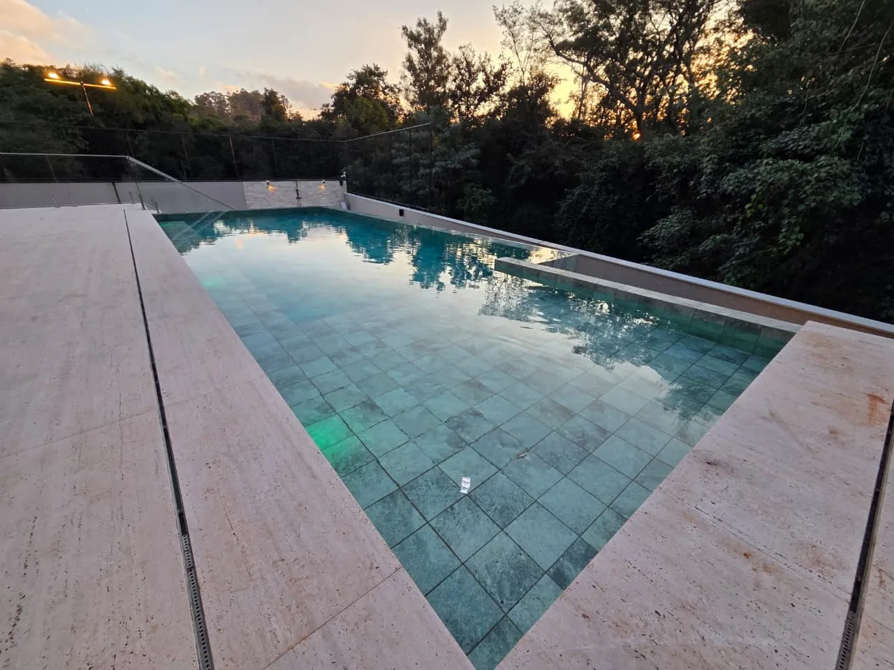 Piscina de borda infinita ao entardecer, projeto Pointpool