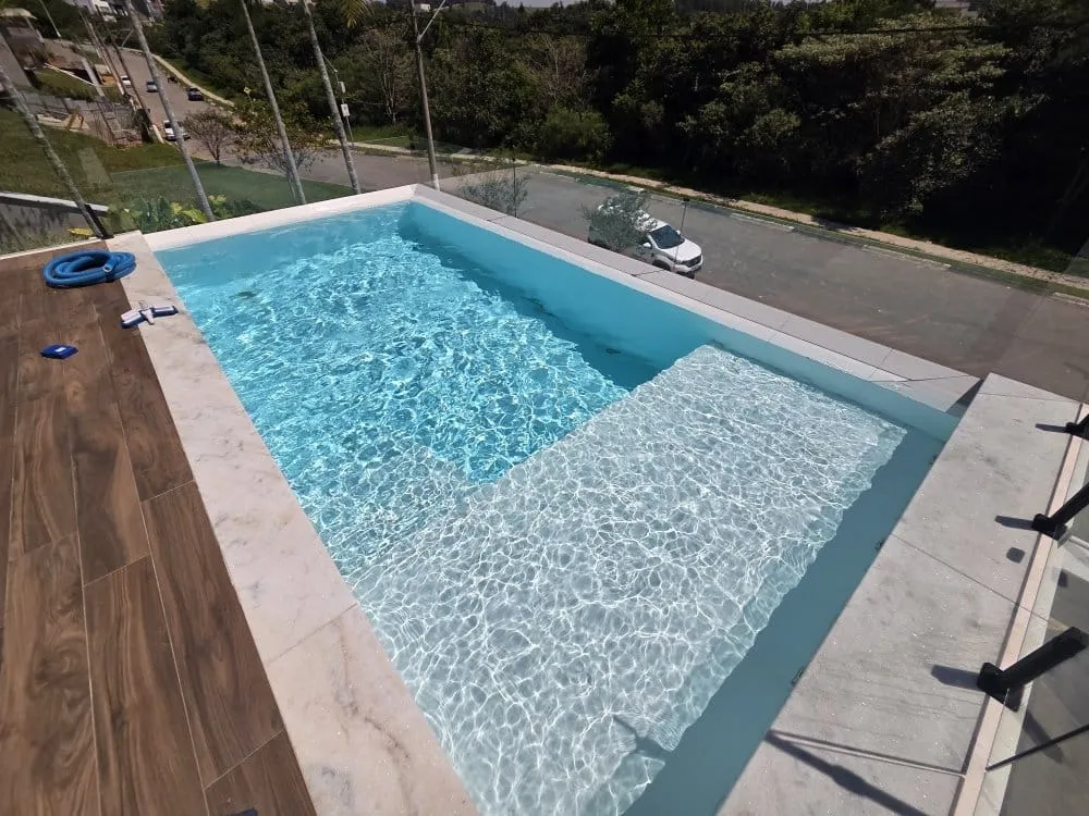 Piscina rooftop com água cristalina, projeto Pointpool