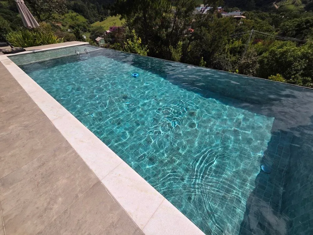 Piscina de borda infinita com vista para o vale, projeto Pointpool