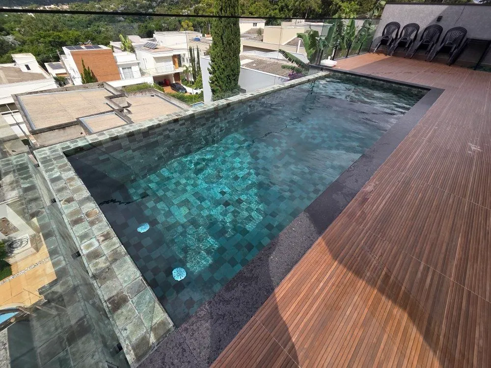 Piscina em rooftop com deck de madeira e vista, projeto Pointpool